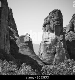 Rochers de Meteora en Grèce. Paysage grec. Photographie en noir et blanc Banque D'Images