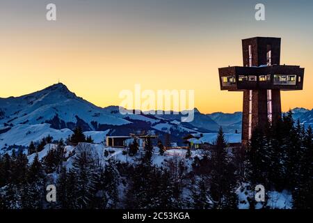 St Jakob dans la Haus, sommet de la croix Jakobskreuz, montagne Buchensteinwand, en arrière-plan sommet de la corne de Kitzbühel dans les Alpes de Kitzbühel, Pillersee Tal (PIL Banque D'Images