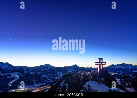 St. Jakob à Haus, sommet de la croix Jakobskreuz, montagne Buchensteinwand, en arrière-plan sommet de la corne de Kitzbühler, montagne Wilder Kaiser dans le Kitzbühel Banque D'Images