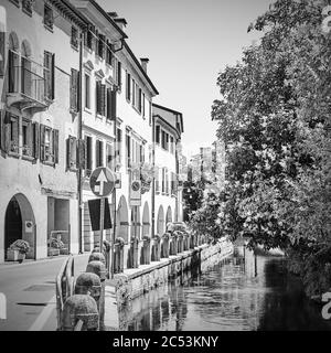 Vieille rue le long du canal dans la ville de Trévise, Vénétie, Italie. Paysage urbain italien noir et blanc Banque D'Images