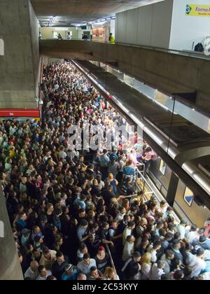 Station de métro brésilienne bondée - station se - Sao Paulo - Brésil Banque D'Images