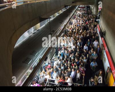 Station de métro brésilienne bondée - station se - Sao Paulo - Brésil Banque D'Images