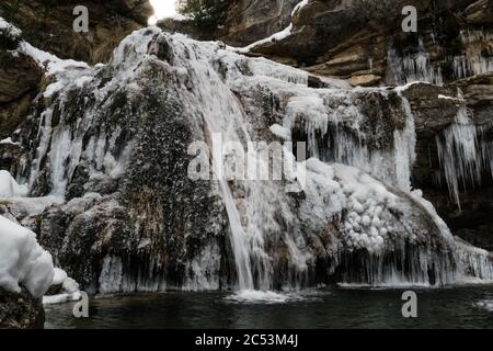 Cascade glacée en hiver avec de la glace (photo à longue exposition). Banque D'Images