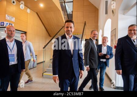 Le candidat à la présidence Rafal Trzaskowski vu avant sa rencontre avec des partisans à Kartuzy.Rafal Trzaskowski a un soutien de 30.34 pour cent au premier tour des élections présidentielles en Pologne. Trzaskowski va venir contre l'actuel président de la Pologne et candidat Andrzej Duda au deuxième tour des élections présidentielles prévues pour juillet 12 qui a gagné 43.67 pour cent de soutien au premier tour. Banque D'Images