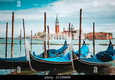 Venise, Italie. Gros plan sur les gondoles et l'église San Giorgio Maggiore sur le Grand Canal en arrière-plan. Banque D'Images