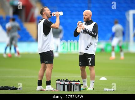 Aiden McGeady (à gauche) et Jonny Williams de Charlton Athletic s'échauffent avant le match du championnat Sky Bet au stade de Cardiff City. Banque D'Images