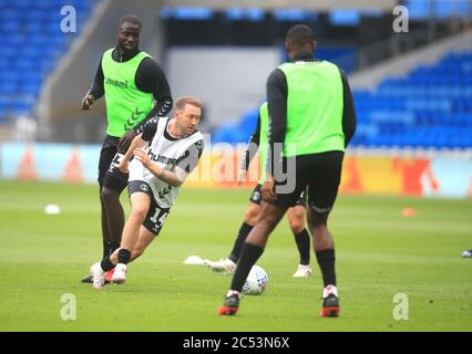 Aiden McGeady de Charlton Athletic (à gauche) se réchauffe avant le match du championnat Sky Bet au stade de Cardiff City. Banque D'Images