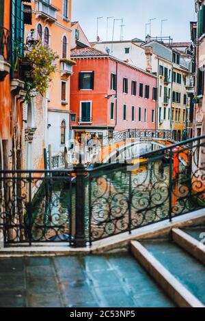Venise, Italie. Le pont et les maisons colorées sur la rive d'un chenal étroit. Banque D'Images