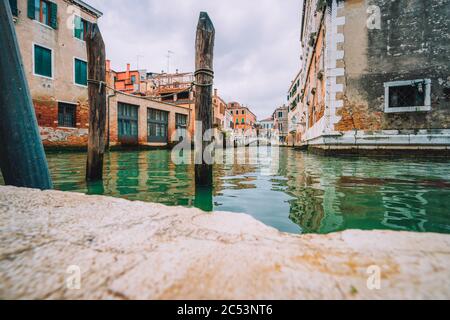 Venise, Italie. Belle vue sur les canaux typiques de Venise. Banque D'Images