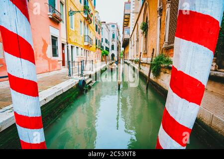Canal étroit de la ville de Venise par beau temps ensoleillé. Italie. Europe. Banque D'Images