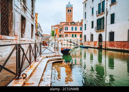 Venise, Italie. Magnifique paysage des canaux typiques dans la vieille ville de Venise. Banque D'Images