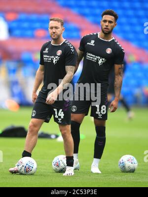 Aiden McGeady (à gauche) et Andre Green de Charlton Athletic s'échauffent avant le match de championnat Sky Bet au stade de Cardiff City. Banque D'Images