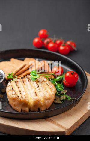 Hors-d'œuvre chaud, camembert ou brie cuit avec confiture Banque D'Images