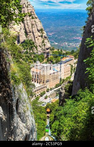 Train funiculaire de Montserrat dans une belle journée d'été, Catalogne, Espagne Banque D'Images