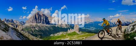 Femme et homme à vélo, à vélo, dans les montagnes des Dolomites et dans le paysage. Couple piste VTT MTB endoro. Activités sportives en plein air. Banque D'Images