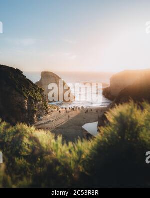 Shark fin Cove brille sous les rayons du soleil à Davenport, aux États-Unis Banque D'Images