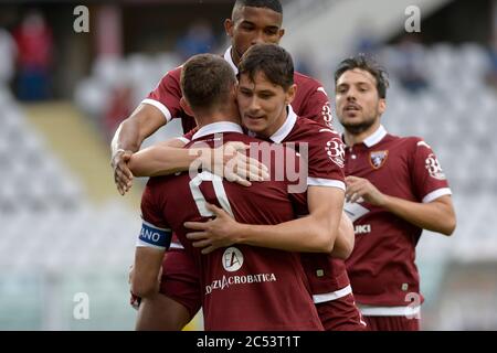 30 juin 2020 ; Stade olympique de la Grande Torino, Turin, Piémont, Italie ; Serie A football, Turin versus Lazio ; les copains de l'équipe célèbrent avec Andrea Belotti du FC de Turin après qu'il a marqué le but pour 1-0 à la 5e minute Banque D'Images