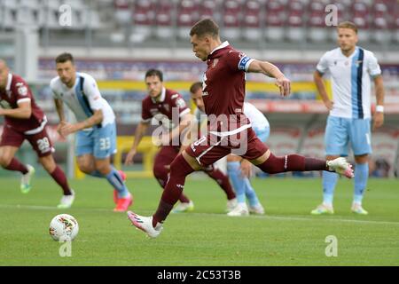 30 juin 2020 ; Stade olympique de la Grande Torino, Turin, Piémont, Italie ; Serie A football, Turin versus Lazio ; Andrea Belotti du FC de Turin marque un coup de pied de pénalité à la 5e minute pour 1-0 Banque D'Images