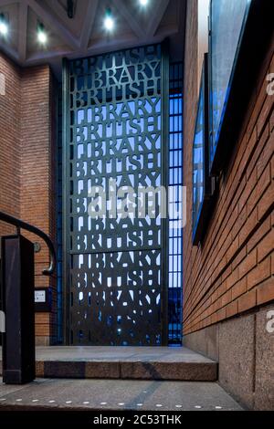 Vue axiale des portes métalliques. British Library, Londres, Royaume-Uni. Architecte : Colin St John Wilson, 1998. Banque D'Images