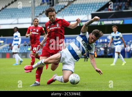 Harry Arter de Fulham et Ryan Manning des Queens Park Rangers (à droite) se battent pour le ballon lors du match de championnat Sky Bet à Loftus Road, Londres. Banque D'Images