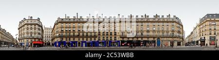 Paris, France, rue de la rue de Rivoli dans le centre de Paris, une des principales rues commerçantes qui longe la Seine. Banque D'Images