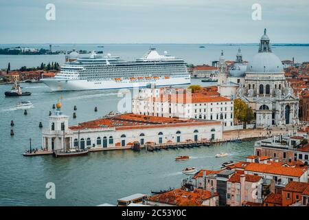 Vue panoramique de Venise sur la basilique Santa Maria della Salute depuis le Campanile de San Marco. Venise, Italie. Bateau de croisière flottant dans le lagon. Banque D'Images