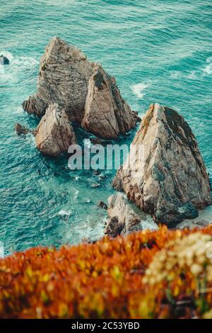 Sintra, Portugal. Rochers de la pile de mer sur la rive de Praia da Ursa. Côte de l'océan Atlantique. Banque D'Images