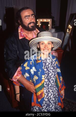 Luciano Pavarotti a fait marche arrière après son concert au Earl's court Exhibition Hall le 15 juin 1999 avec sa future épouse Nicoletta Mantovani Banque D'Images