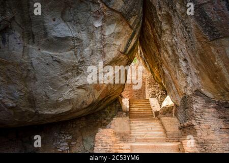 Des escaliers traversent les rochers sur le chemin du rocher Sigiriya, Sri Lanka Banque D'Images