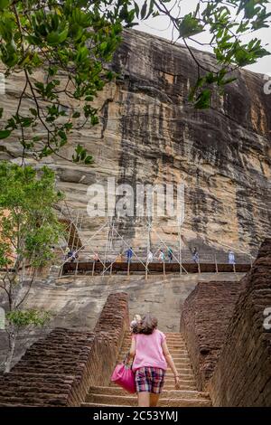 Escalade du rocher de Sigiriya, vue vers le haut, Sri Lanka Banque D'Images