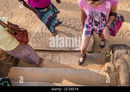 Les pieds et les jambes passent sur un sol sablonneux, les visiteurs de la vieille capitale du Sri Lanka, Polonnaruwa Banque D'Images