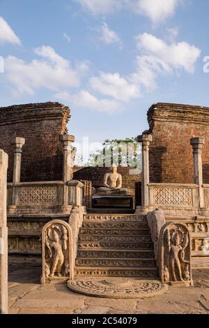 Statue de Bouddha en ruine délabrée de la vieille capitale du Sri Lanka, Polonnaruwa Banque D'Images