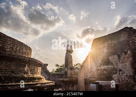 Statue de Bouddha au coucher du soleil dans une ruine de la vieille capitale du Sri Lanka, Polonnaruwa Banque D'Images