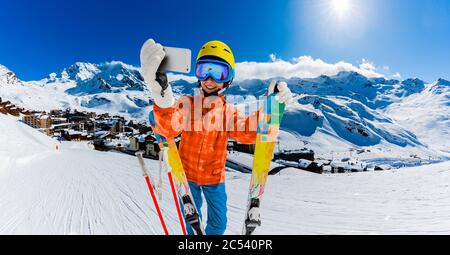 Ski en hiver, vue depuis la piste de ski en montagne et la station de Val Thorens en journée ensoleillée en France, Alpes. Banque D'Images