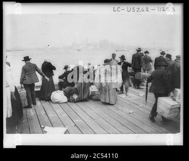 Les immigrés en attente d'être transférés, Ellis Island, octobre 30, 1912 Banque D'Images