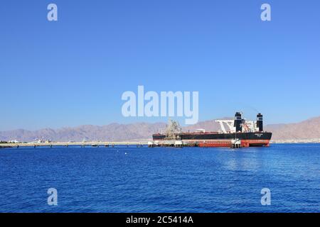 EILAT, ISRAËL - 31 MARS 2015 : navire Genmar Vision amarré dans le port d'Eilat au coucher du soleil, Israël Banque D'Images