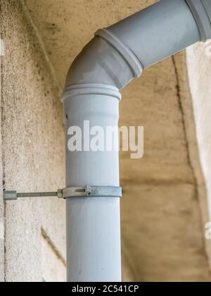 Procéder à un gros plan sur l'installation d'un système de vidange. Drainpipe sur un immeuble d'appartements. Banque D'Images