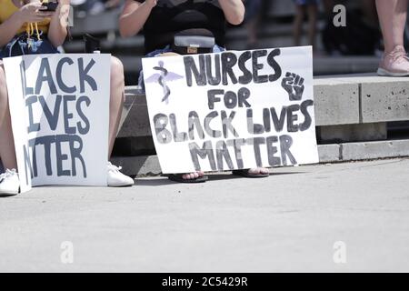 Des infirmières ont vu des pancartes pendant une manifestation pacifique contre le racisme à l'hôtel de ville de Hamilton Banque D'Images