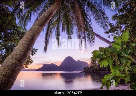 Coucher De Soleil Sur L'Île Cadlao El Nido Palawan Philippines. Banque D'Images