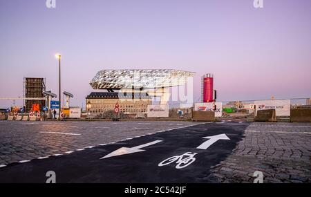 Piste cyclable en face du port House moderne d'Anvers. Banque D'Images