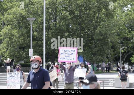 Les gens qui tiennent des affiches le long des rues pour soutenir la lutte contre le racisme et la vie noire comptent Banque D'Images