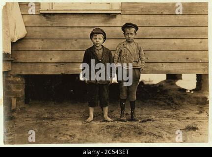 Dans le quartier de Maple Mill, Dillon, S.C. Lawrence FairCloth (garçon plus grand) 'ne sais pas comment je suis vieux.' A été dans l'usine 2 ans. Courses 3 côtés Albert Bartlett (pieds nus) avait 8 ans. Po Banque D'Images