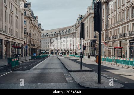 Londres, Royaume-Uni - 13 juin 2020 : Vider Regent Street, une rue commerçante importante dans le West End de Londres, Royaume-Uni, un jour d'été. Banque D'Images