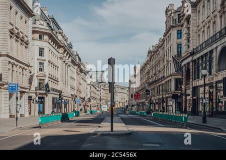 Londres, Royaume-Uni - 13 juin 2020 : Vider Regent Street, une rue commerçante importante dans le West End de Londres, Royaume-Uni, un jour d'été. Banque D'Images