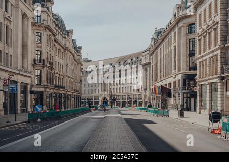Londres, Royaume-Uni - 13 juin 2020 : Vider Regent Street, une rue commerçante importante dans le West End de Londres, Royaume-Uni, un jour d'été. Banque D'Images