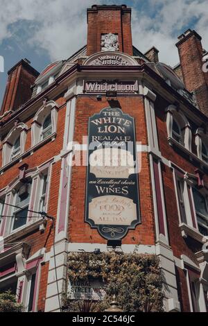 Londres, Royaume-Uni - 13 juin 2020 : panneau sur la façade du pub White Lion à Covent Garden, un célèbre quartier touristique de Londres avec beaucoup de magasins et restaurants Banque D'Images