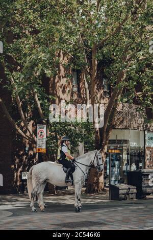 Londres, Royaume-Uni - 13 juin 2020 : des gardes de la police d'équitation patrouillent dans une rue vide de Covent Garden, une zone touristique généralement occupée à Londres avec beaucoup de sho Banque D'Images