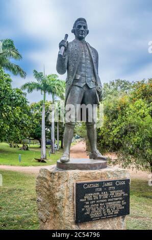 Cuisinez la statue au Cooks Monument and Reverve à Cooktown, à côté du site où James Cook a fait le beached de la barque Endeavour pour des réparations à la mi-1770, loin Banque D'Images