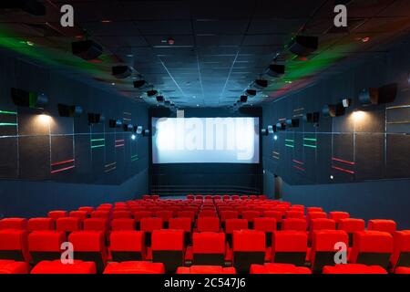 Vue panoramique d'un cinéma vide de luxe avec écran. Salle de cinéma contemporaine avec éclairage LED. Panorama du confort moderne Banque D'Images