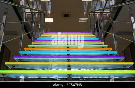 Escalier en verre coloré dans le bâtiment de bureau Banque D'Images